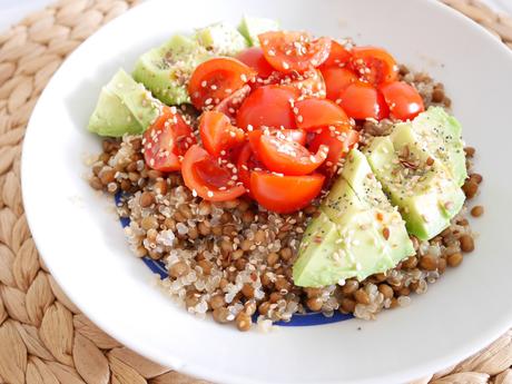 Salade lentilles, quinoa, tomates et avocat