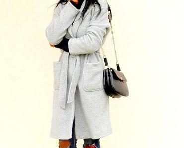 Manteau ceinturé et jeans déchiré