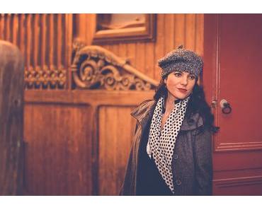 stable door : manteau et beret gris
