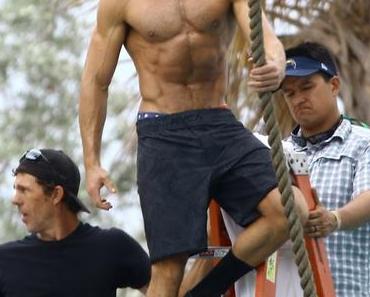 SEXY : Zac Efron, shirtless on Baywatch set