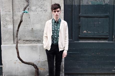 Blog_homme_mode-style-voyage_cardigan-écru-asos-dries-van-noten-pantalon-pince-court-corsaire-bordeaux-vert-church's-shirt-vegetal-natural-imprimé