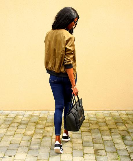 sac-celine-mini-luggage-bombers-satin-kaki-adidas-gazelle-jeans-taille-haute-top-dentelle-blog-mode