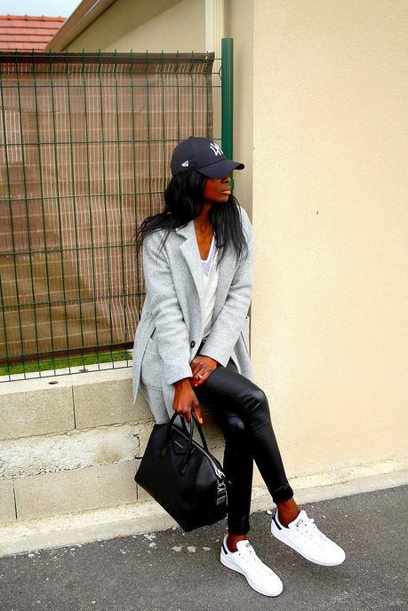 look-sport-chic-casquette-NY-adidas-stan-smith-sac-givenchy-antigona