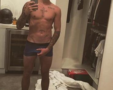 SEXY : Justin Bieber grabbing his junk