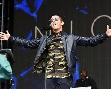 STYLE : Nick Jonas singing in Dior Homme