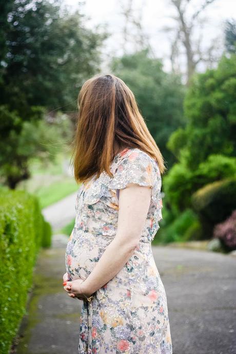 look-grossesse-maternity-robe-brodee-fleurs-street-style-robe-longues-fleurs-lookramantique-blog-mode-femme