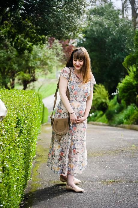 look-grossesse-maternity-robe-brodee-fleurs-street-style-robe-longues-fleurs-lookramantique-blog-mode-femme