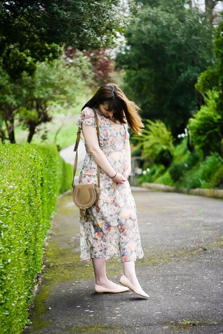 look-grossesse-maternity-robe-brodee-fleurs-street-style-robe-longues-fleurs-lookramantique-blog-mode-femme