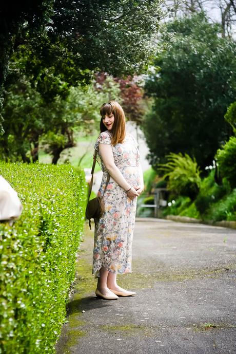 look-grossesse-maternity-robe-brodee-fleurs-street-style-robe-longues-fleurs-lookramantique-blog-mode-femme