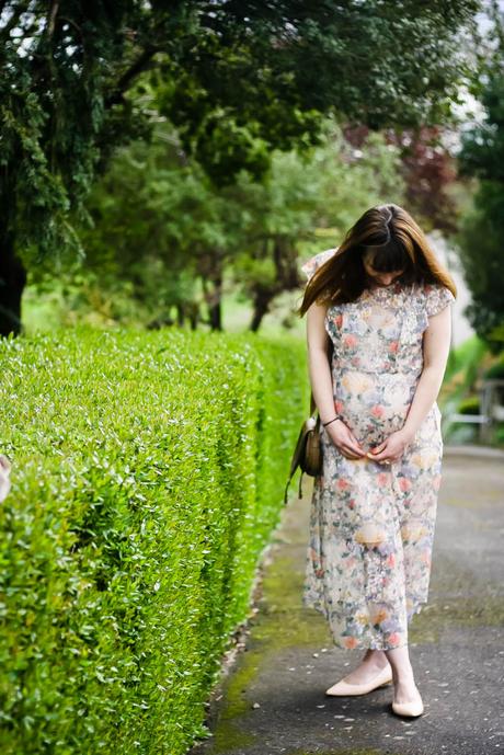 look-grossesse-maternity-robe-brodee-fleurs-street-style-robe-longues-fleurs-lookramantique-blog-mode-femme