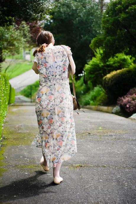 look-grossesse-maternity-robe-brodee-fleurs-street-style-robe-longues-fleurs-lookramantique-blog-mode-femme