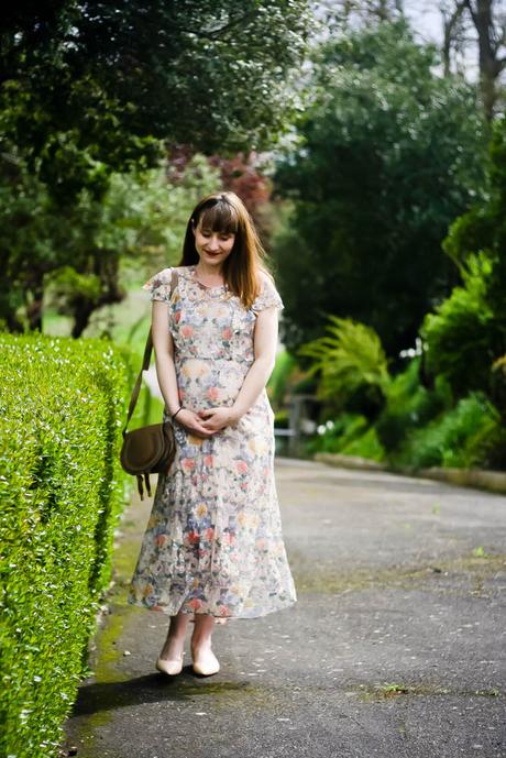 look-grossesse-maternity-robe-brodee-fleurs-street-style-robe-longues-fleurs-lookramantique-blog-mode-femme