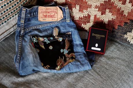 BLOG-MODE-HOMME-VOYAGE-STYLE_flatlay-short-diy-levis-501-damann-frère-thé-noir-cuillère-thé-dandy-box