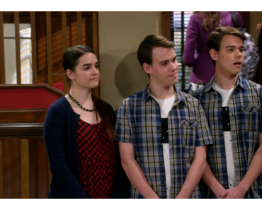 GIRL MEETS WORLD : Johnston twins with stars print t-shirts in S3ep2