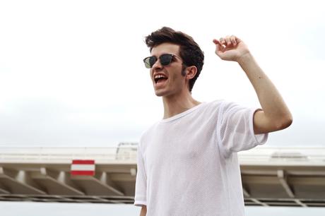 BLOG-MODE-HOMME-VOYAGE-STYLE_ponton-mer-garonne_dries-van-noten-tshirt-résille-transparent-sexy-short-quadrillé-crreaux-blanche-tenue-lunettes-oliver-peoples-mocassins-church's-look-preppy-tenue-vert-mec