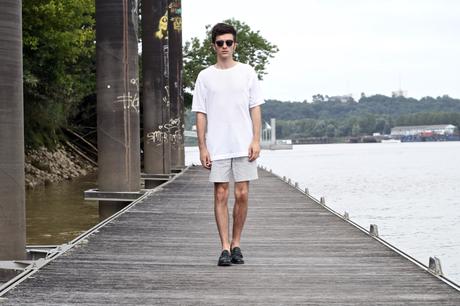 BLOG-MODE-HOMME-VOYAGE-STYLE_ponton-mer-garonne_dries-van-noten-tshirt-résille-transparent-sexy-short-quadrillé-crreaux-blanche-tenue-lunettes-oliver-peoples-mocassins-church's-look-preppy-tenue-vert-mec