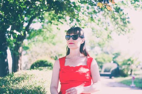 robe-rouge-glamour-grain-de-malice-fashion-blog-femme-stan-smith-rouge