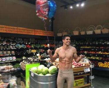 WEIRD : Robbie Amell almost naked in a supermarket
