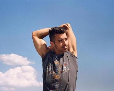 STYLE : Joe Jonas with a Guns n’ Roses tee