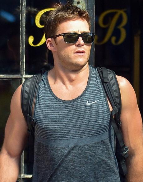 scott-eastwood-bares-buff-arms-en-route-to-atlanta-04