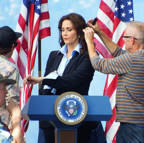 Lynda-Carter-On-Set-Supergirl-TV-Series-Tom-Lorenzo-Site-6