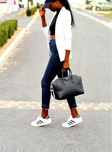 sac-givenchy-antigona-jeans-taille-haute-mom-jeans-adidas-superstar-blazer-blanc