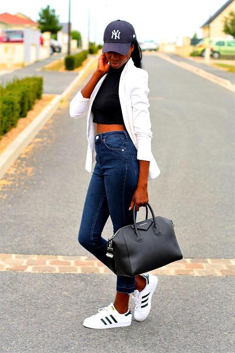 outfit-sport-chic-blazer-blanc-crop-top-jeans-taille-haute-casquette-new-era-sac-givenchy-antigona