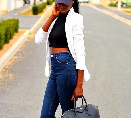 outfit-sport-chic-blazer-blanc-crop-top-jeans-taille-haute-casquette-new-era