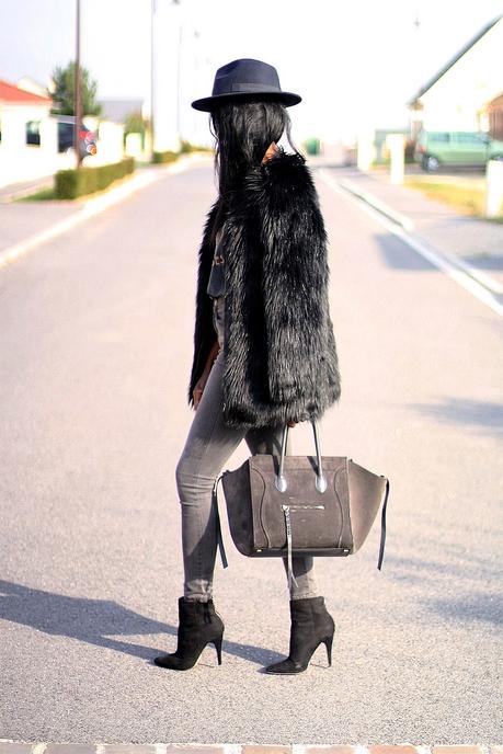 stylee-en-hiver-chapeau-manteau-fourrure-bottines-celine-phantom