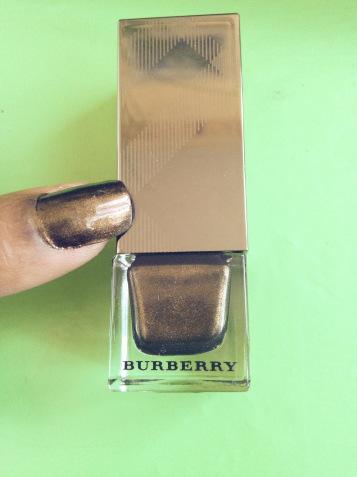 [BEAUTE] Quel vernis pour Noel ? Le test du Vernis Metallic Khaki de Burberry