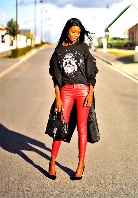 pantalon-cuir-rouge-t-shirt-imprime-manteau-oversize-sac-drew-chloe-pantalon-cuir-rouge