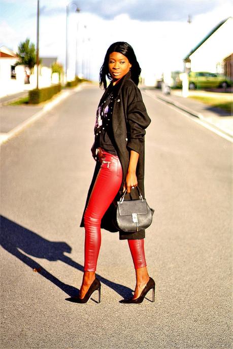 pantalon-cuir-rouge-t-shirt-givenchy-manteau-oversize-sac-drew-chloe