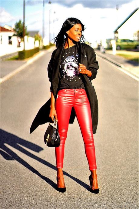 pantalon-cuir-rouge-t-shirt-givenchy-manteau-oversize-sac-drew-chloe-blog-mode