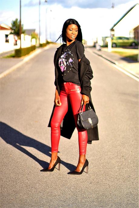 blogueuse-pantalon-cuir-rouge-t-shirt-givenchy-manteau-oversize-sac-drew-chloe