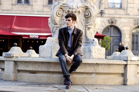 BLOG-MODE-HOMME-somewhere-clothing-casual-look-tenue-este-laine-courte-tweed-col-roulé-cachemire-bordeaux-simple-elegant-place-du-parlement