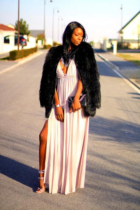 tenue-fetes-chanel-woc-robe-cocktail-tulle-blush-pink-nude-manteau-fourrure-faux-fur-coat-statement-necklace-collier-plastron