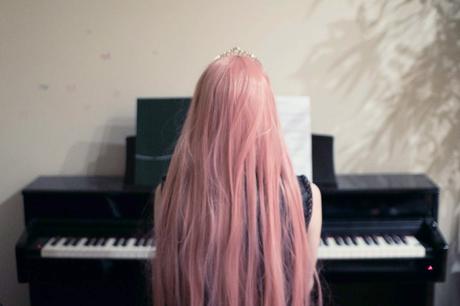 pink-haired-girl-piano