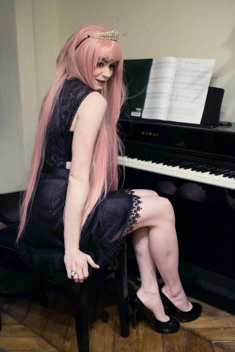 girl-at-piano