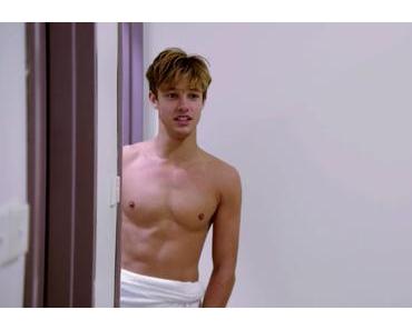 SEXY : Nude massage for Cameron Dallas