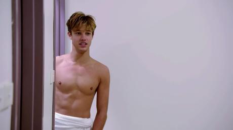 SEXY : Nude massage for Cameron Dallas
