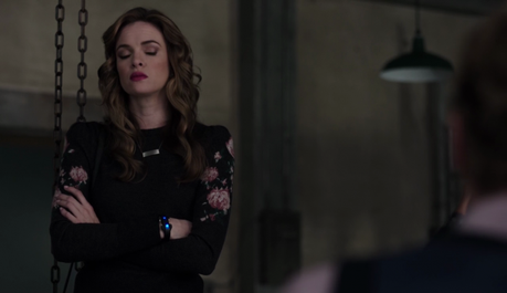 THE FLASH : Caitlin with a Club Monaco sweater in s3ep10