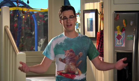 LIV AND MADDIE : Joey with a surfing cat print t-shirt in s4ep10