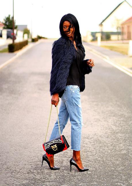 look-du-jour-louboutin-pigalle-sac-pinko-love-manteau-fausse-fourrure-zara-jeans-dechire