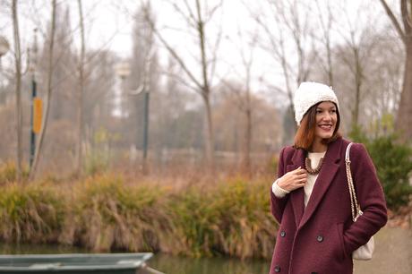 L’année commence en manteau bordeaux