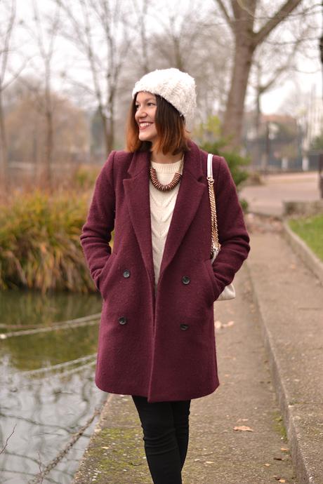 L’année commence en manteau bordeaux