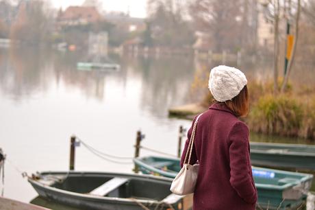 L’année commence en manteau bordeaux