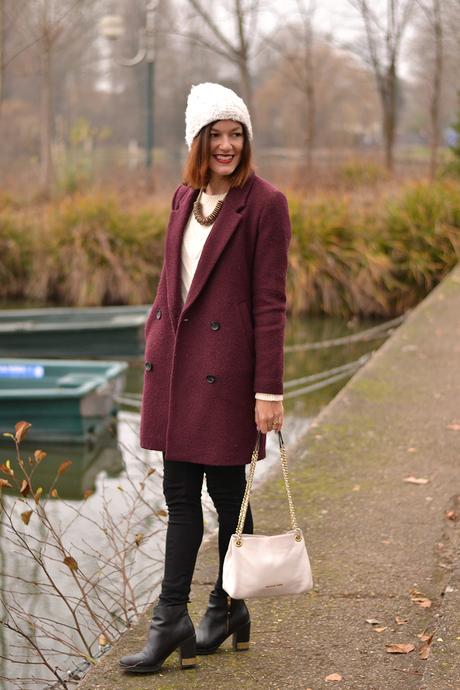 L’année commence en manteau bordeaux