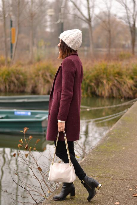 L’année commence en manteau bordeaux