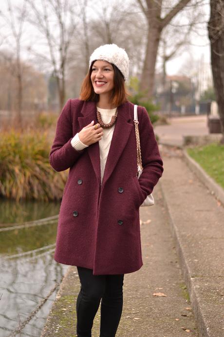 L’année commence en manteau bordeaux