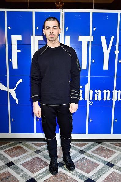 STYLE : Joe Jonas à Paris avec un pull Givenchy